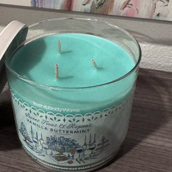 Vanilla Buttermint Candle Bath and Body Works - Picture 2 of 3